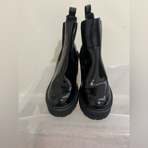 NWOT Dirty Laundry Yikes Waterproof Platform Chelsea Lug Boot Size 6 - Picture 4 of 10